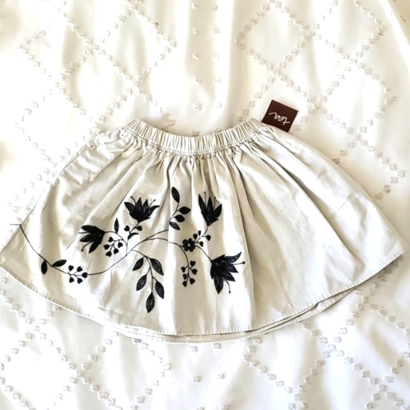 NWT Tea Collection Embroidered skirt light grey girls size 4 - Picture 1 of 4